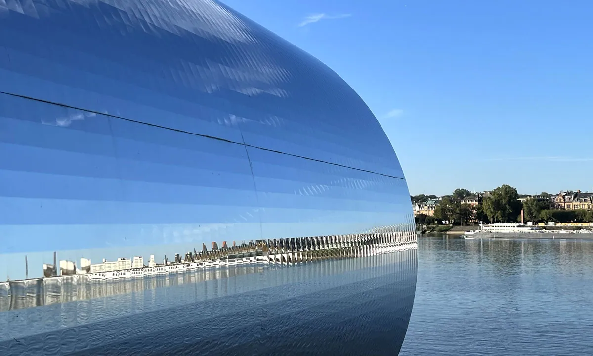 Kunstobjekt mit Spiegeln und Blick über den Rhein auf die Stadt Mainz &middot; Reinhard Huhnold